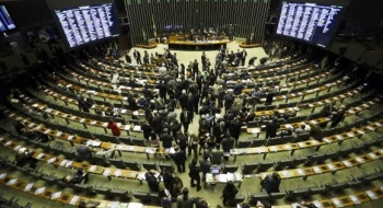 Congresso derruba veto que tornava autofinanciamento de campanhas ilimitado